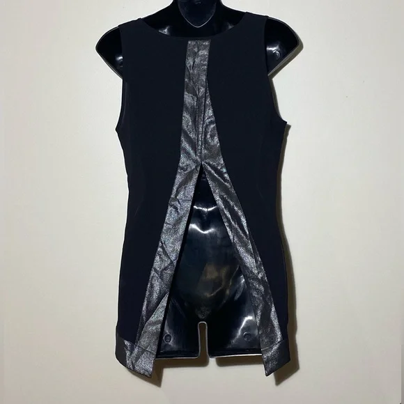 Sleeveless blouse - Picture 2 of 3